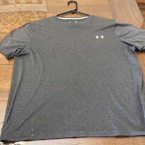 Under armour loose heat gear t shirt used